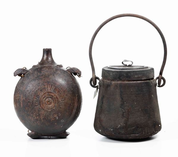 Lotto composto da vaso in metallo con manico e coperchio e fiasca in legno  - Asta Dimore italiane | Cambi Time - Associazione Nazionale - Case d'Asta italiane