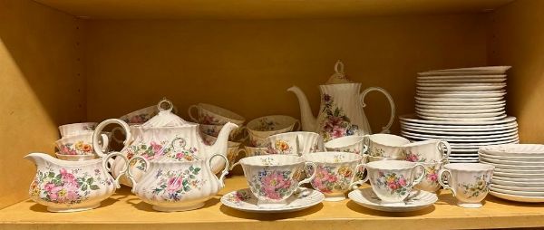 Servizio da t� e caff� con fiori, Royal Doulton  - Asta Dimore italiane | Cambi Time - Associazione Nazionale - Case d'Asta italiane