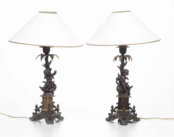 Coppia di candelieri con putti in bronzo. XIX secolo  - Asta Dimore italiane | Cambi Time - Associazione Nazionale - Case d'Asta italiane