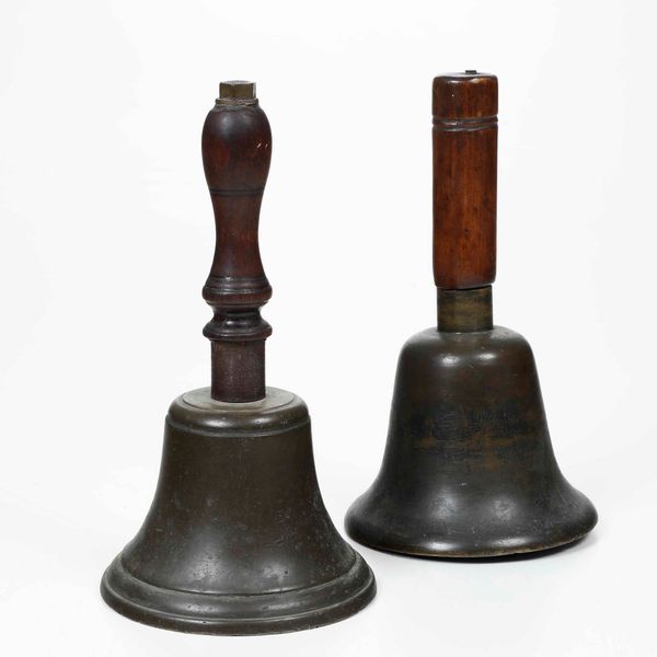 Due campane in bronzo con manico in legno tornito, XVIII-XIX secolo  - Asta Dimore italiane | Cambi Time - Associazione Nazionale - Case d'Asta italiane