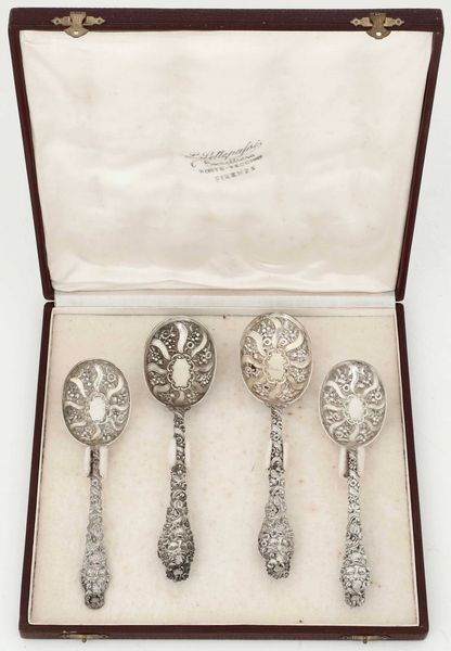 Set di quattro cucchiai in argento sterling fuso, sbalzato e cesellato. Inghilterra, bollo della citt� di Londra  - Asta Dimore italiane | Cambi Time - Associazione Nazionale - Case d'Asta italiane