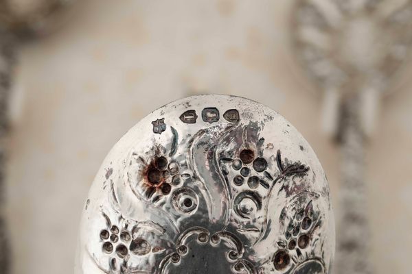 Set di quattro cucchiai in argento sterling fuso, sbalzato e cesellato. Inghilterra, bollo della citt� di Londra  - Asta Dimore italiane | Cambi Time - Associazione Nazionale - Case d'Asta italiane