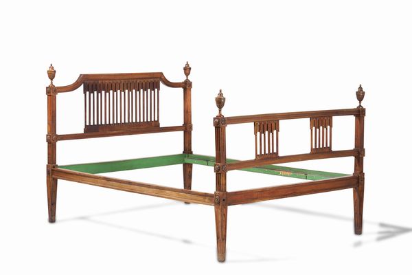 Letto Luigi XVI in noce finemente intagliato. Genova XVIII secolo  - Asta Dimore italiane | Cambi Time - Associazione Nazionale - Case d'Asta italiane