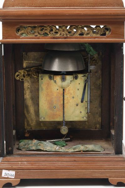 Pendola da tavolo romana, cassa in ulivo  - Asta Dimore italiane | Cambi Time - Associazione Nazionale - Case d'Asta italiane