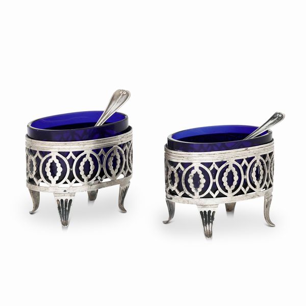 Coppia di saliere in argento traforato e vetro blu cobalto con cucchiaini. Argenteria italiana del XVIII-XIX secolo  - Asta Dimore italiane | Cambi Time - Associazione Nazionale - Case d'Asta italiane