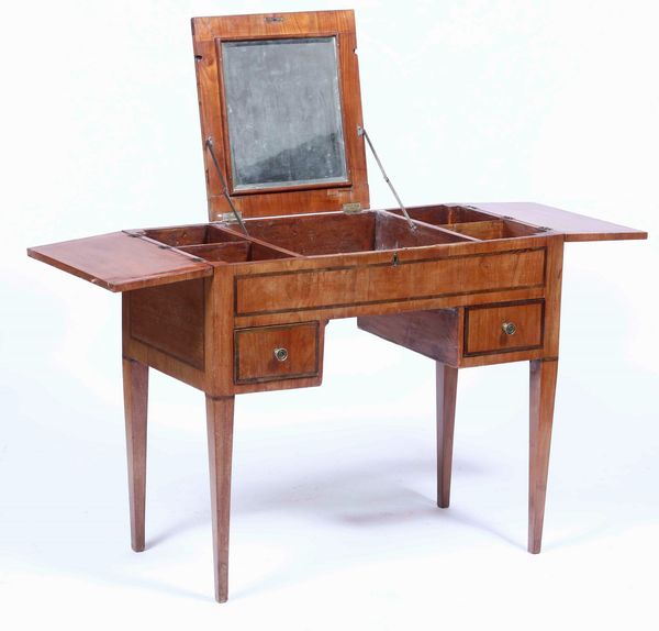 Toelette Luigi XVI lastronata e filettata. Fine XVIII secolo  - Asta Dimore italiane | Cambi Time - Associazione Nazionale - Case d'Asta italiane