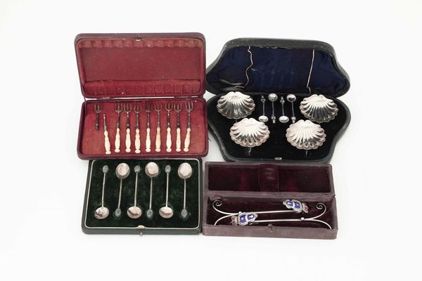 Lotto di 4 set da tavola entro custodia  - Asta Dimore italiane | Cambi Time - Associazione Nazionale - Case d'Asta italiane