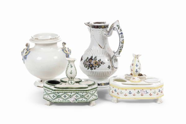 Due calamai, una caffettiera e un vaso da farmacia<BR>XVIII - XX secolo  - Asta Dimore italiane | Cambi Time - Associazione Nazionale - Case d'Asta italiane