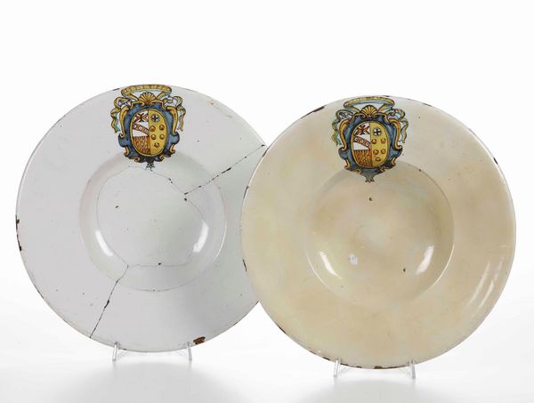 Coppia di piatti con stemma araldico<BR>XVII secolo (?)  - Asta Dimore italiane | Cambi Time - Associazione Nazionale - Case d'Asta italiane