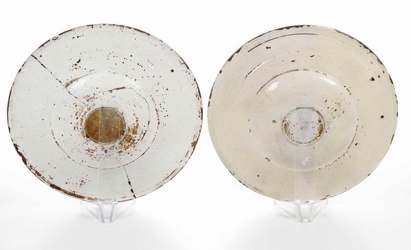 Coppia di piatti con stemma araldico<BR>XVII secolo (?)  - Asta Dimore italiane | Cambi Time - Associazione Nazionale - Case d'Asta italiane