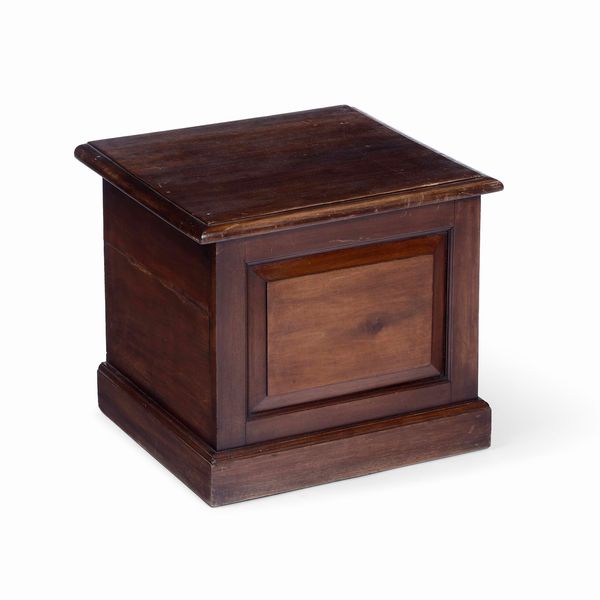 Lotto composto da una scaletta in legno, un piccolo baule e una base munita di rotelle  - Asta Dimore italiane | Cambi Time - Associazione Nazionale - Case d'Asta italiane