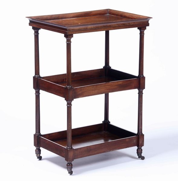 Lotto di un comodino e un tavolino in legno a tre ripiani  - Asta Dimore italiane | Cambi Time - Associazione Nazionale - Case d'Asta italiane