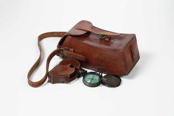 Lotto composto da una bussola da rilevamento militare e una custodia in cuoio per munizioni  - Asta Dimore italiane | Cambi Time - Associazione Nazionale - Case d'Asta italiane