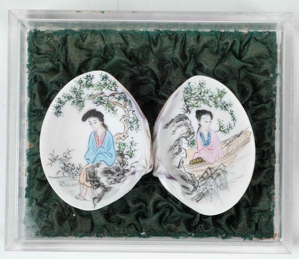 Conchiglia dipinta a figure orientali, entro teca  - Asta Dimore italiane | Cambi Time - Associazione Nazionale - Case d'Asta italiane