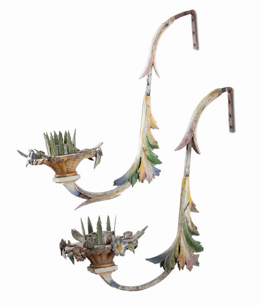 Gruppo di quattro bracci portaluce a forma di fiore in legno e metallo policromo  - Asta Dimore italiane | Cambi Time - Associazione Nazionale - Case d'Asta italiane