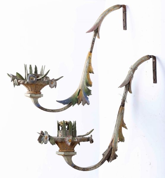 Gruppo di quattro bracci portaluce a forma di fiore in legno e metallo policromo  - Asta Dimore italiane | Cambi Time - Associazione Nazionale - Case d'Asta italiane