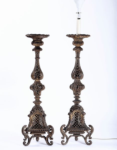 Due  torciere in metallo dorato e traforato  - Asta Dimore italiane | Cambi Time - Associazione Nazionale - Case d'Asta italiane