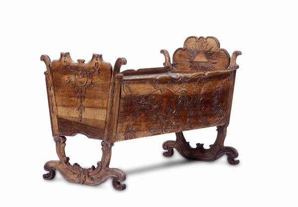 Culla rustica in legno intagliato con cartigli a rilievo  - Asta Dimore italiane | Cambi Time - Associazione Nazionale - Case d'Asta italiane