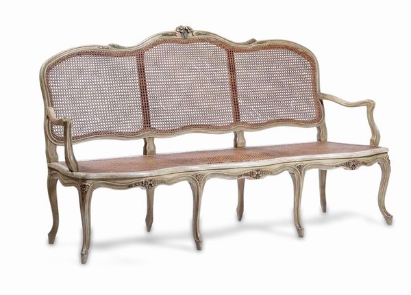 Divano Luigi XV a tre posti in legno intagliato e laccato. XVIII secolo  - Asta Dimore italiane | Cambi Time - Associazione Nazionale - Case d'Asta italiane