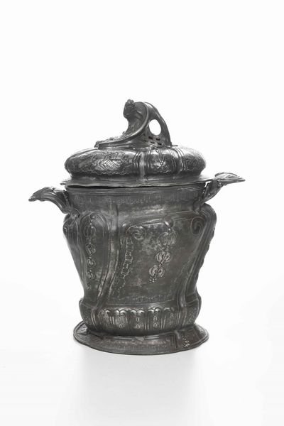 Braciere in peltro a forma di vaso con coperchio, XVIII secolo  - Asta Dimore italiane | Cambi Time - Associazione Nazionale - Case d'Asta italiane