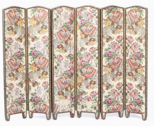 Piccolo paravento a sei ante in tessuto ricamato a fiori  - Asta Dimore italiane | Cambi Time - Associazione Nazionale - Case d'Asta italiane