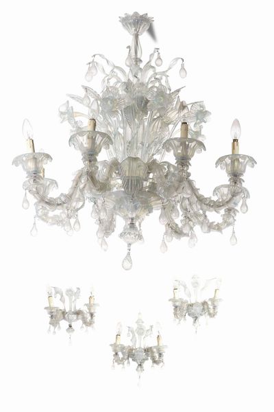 Coppia di lampadari in vetro lattimo a otto luci e tre applique a due luci  - Asta Dimore italiane | Cambi Time - Associazione Nazionale - Case d'Asta italiane