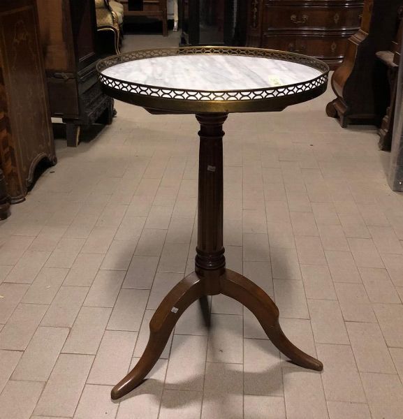 Gueridon Luigi XVI con piano in marmo. XVIII-XIX secolo  - Asta Dimore italiane | Cambi Time - Associazione Nazionale - Case d'Asta italiane