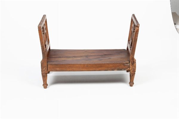 Modello di letto Luigi XVI in noce. Genova, XVIII secolo  - Asta Dimore italiane | Cambi Time - Associazione Nazionale - Case d'Asta italiane