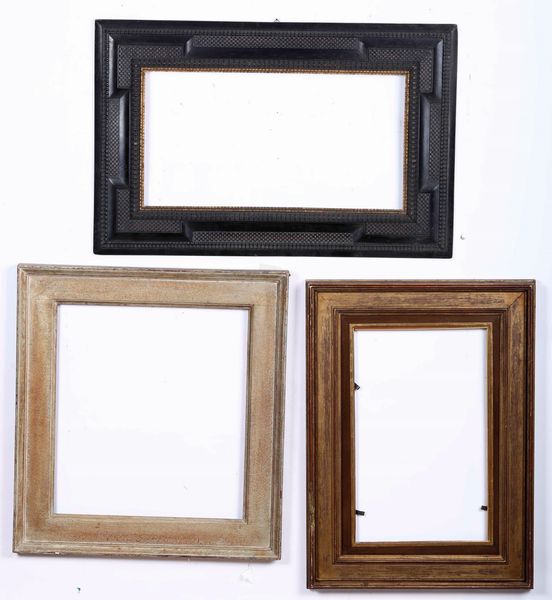 Lotto di tre cornici di cui una stile Guilloch  - Asta Dimore italiane | Cambi Time - Associazione Nazionale - Case d'Asta italiane