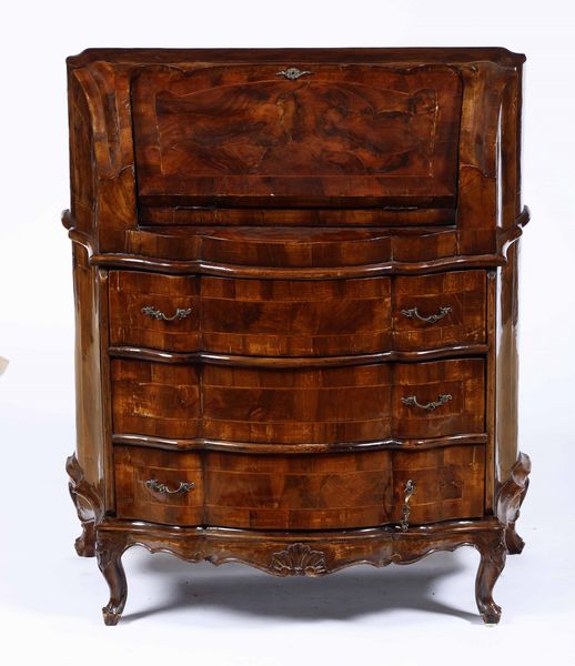 Cassettone a ribalta lastronato in noce e radica di noce. Veneto, stile XVIII secolo  - Asta Dimore italiane | Cambi Time - Associazione Nazionale - Case d'Asta italiane