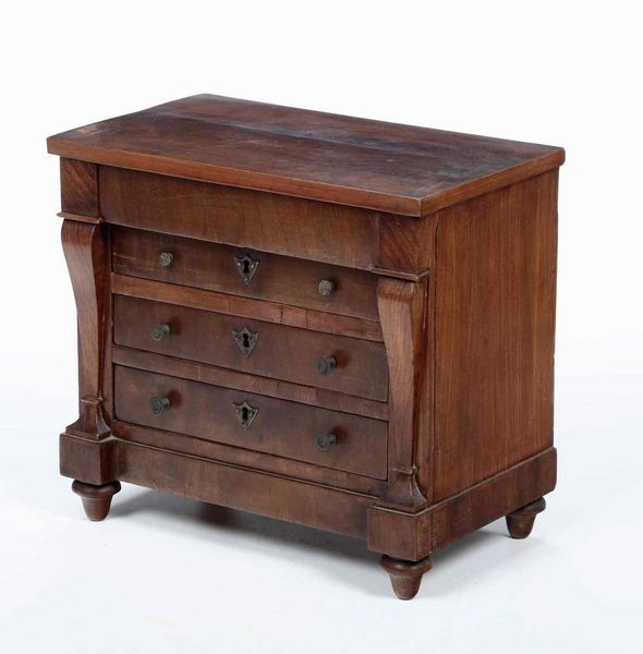 Modello di cassettone Impero impiallacciato in mogano. Genova, inizio del XIX secolo  - Asta Dimore italiane | Cambi Time - Associazione Nazionale - Case d'Asta italiane