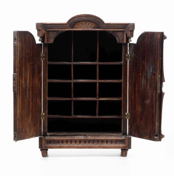Modello di armadio in stile neogotico. XIX secolo  - Asta Dimore italiane | Cambi Time - Associazione Nazionale - Case d'Asta italiane