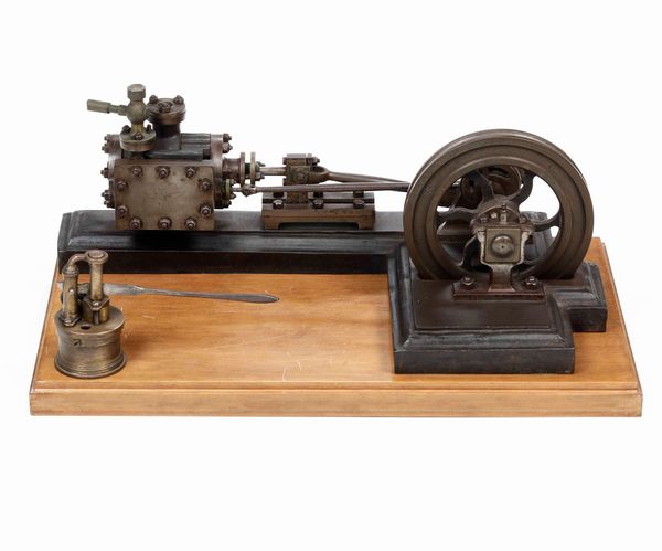 Modello di pompa a mano e modello dimostrativo di motore a vapore, 1930 circa  - Asta Dimore italiane | Cambi Time - Associazione Nazionale - Case d'Asta italiane
