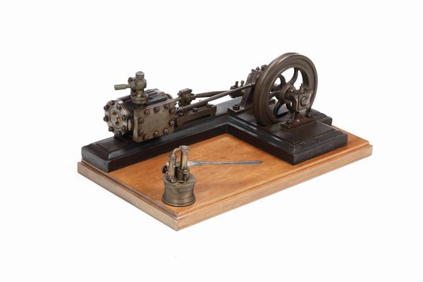 Modello di pompa a mano e modello dimostrativo di motore a vapore, 1930 circa  - Asta Dimore italiane | Cambi Time - Associazione Nazionale - Case d'Asta italiane