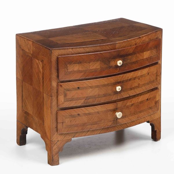 Modello di cassettone lastronato in noce con filettature in palissandro. Napoli XVIII secolo  - Asta Dimore italiane | Cambi Time - Associazione Nazionale - Case d'Asta italiane