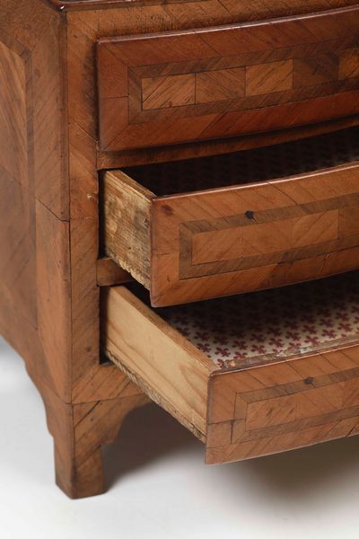 Modello di cassettone lastronato in noce con filettature in palissandro. Napoli XVIII secolo  - Asta Dimore italiane | Cambi Time - Associazione Nazionale - Case d'Asta italiane