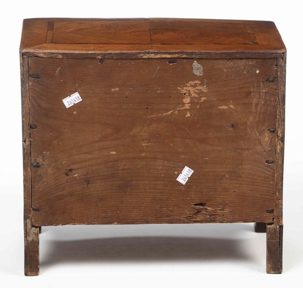 Modello di cassettone lastronato in noce con filettature in palissandro. Napoli XVIII secolo  - Asta Dimore italiane | Cambi Time - Associazione Nazionale - Case d'Asta italiane