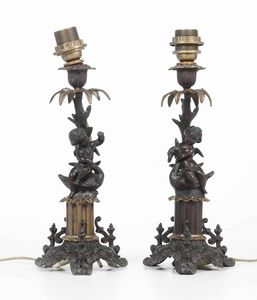 Coppia di candelieri con putti in bronzo. XIX secolo  - Asta Dimore italiane | Cambi Time - Associazione Nazionale - Case d'Asta italiane