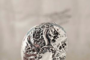 Set di quattro cucchiai in argento sterling fuso, sbalzato e cesellato. Inghilterra, bollo della citt� di Londra  - Asta Dimore italiane | Cambi Time - Associazione Nazionale - Case d'Asta italiane