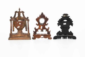 Tre casse di orologi in legno intagliato. XIX secolo  - Asta Dimore italiane | Cambi Time - Associazione Nazionale - Case d'Asta italiane