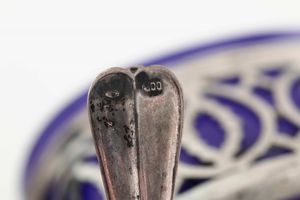 Coppia di saliere in argento traforato e vetro blu cobalto con cucchiaini. Argenteria italiana del XVIII-XIX secolo  - Asta Dimore italiane | Cambi Time - Associazione Nazionale - Case d'Asta italiane