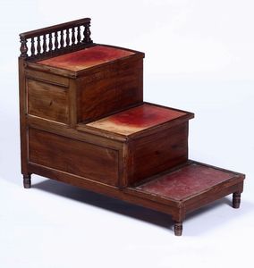 Lotto composto da una scaletta in legno, un piccolo baule e una base munita di rotelle  - Asta Dimore italiane | Cambi Time - Associazione Nazionale - Case d'Asta italiane