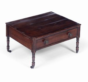 Lotto composto da una scaletta in legno, un piccolo baule e una base munita di rotelle  - Asta Dimore italiane | Cambi Time - Associazione Nazionale - Case d'Asta italiane