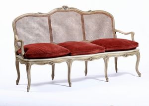 Divano Luigi XV a tre posti in legno intagliato e laccato. XVIII secolo  - Asta Dimore italiane | Cambi Time - Associazione Nazionale - Case d'Asta italiane