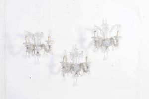 Coppia di lampadari in vetro lattimo a otto luci e tre applique a due luci  - Asta Dimore italiane | Cambi Time - Associazione Nazionale - Case d'Asta italiane