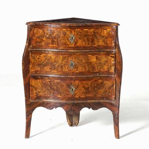 Angoliera lastronata in radica e filettata. XVIII secolo  - Asta Dimore italiane | Cambi Time - Associazione Nazionale - Case d'Asta italiane