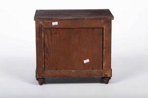 Modello di cassettone Impero impiallacciato in mogano. Genova, inizio del XIX secolo  - Asta Dimore italiane | Cambi Time - Associazione Nazionale - Case d'Asta italiane