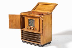 Radiogrammofono marca Minerva  - Asta Dimore italiane | Cambi Time - Associazione Nazionale - Case d'Asta italiane
