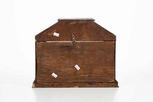 Piccola vetrina in legno laccato e dipinto. Genova XVII secolo  - Asta Dimore italiane | Cambi Time - Associazione Nazionale - Case d'Asta italiane