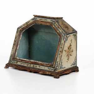 Piccola vetrina in legno laccato e dipinto. Genova XVII secolo  - Asta Dimore italiane | Cambi Time - Associazione Nazionale - Case d'Asta italiane